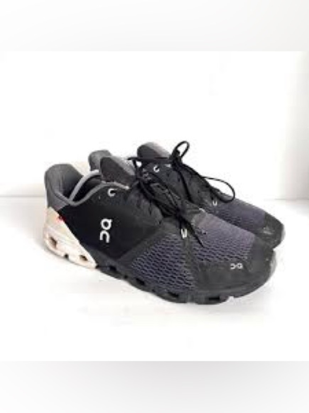 On Cloud Flyers Men’s size 9 Running Shoes in Black and Gray